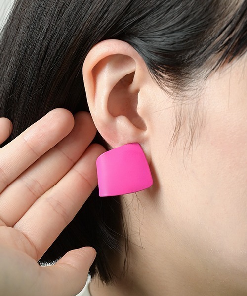 Fun & Daily（ファンアンドデイリー）の「F&D : マットカラーカーブピアス（ピアス（両耳用）・レディース・ピンク/レッド/ブラック/ネイビー/オレンジ/グリーン/イエロー・FREE）」の12枚目の写真