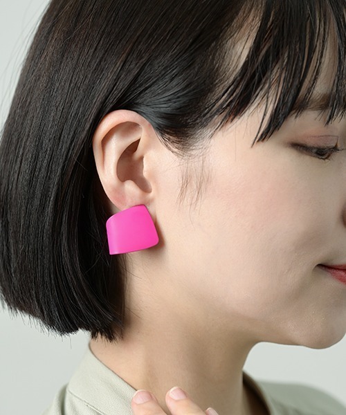 Fun & Daily（ファンアンドデイリー）の「F&D : マットカラーカーブピアス（ピアス（両耳用）・レディース・ピンク/レッド/ブラック/ネイビー/オレンジ/グリーン/イエロー・FREE）」の13枚目の写真