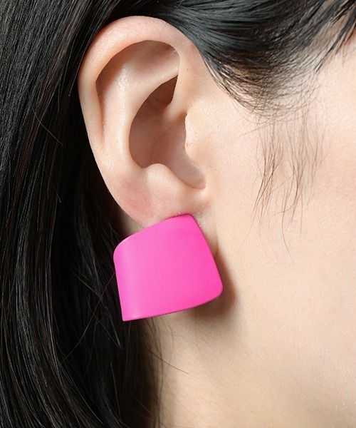 Fun & Daily（ファンアンドデイリー）の「F&D : マットカラーカーブピアス（ピアス（両耳用）・レディース・ピンク/レッド/ブラック/ネイビー/オレンジ/グリーン/イエロー・FREE）」の11枚目の写真