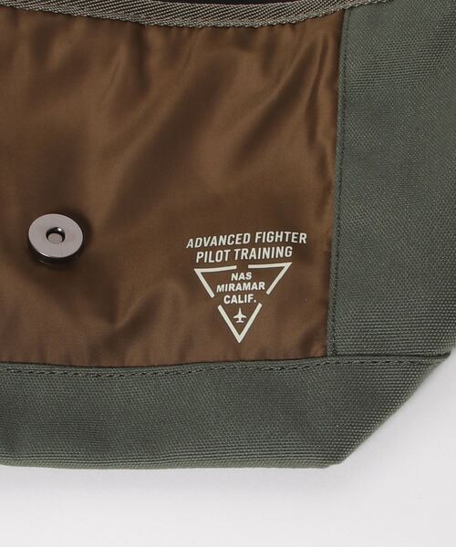 AVIREX（アヴィレックス）の「TOM CAT Ⅲ ミニ ショルダー バッグ / トムキャット Ⅲ ミニショルダー バッグ / AVIREX /アヴィレックス（ショルダーバッグ・メンズ・オリーブ系・F）」の2枚目の写真