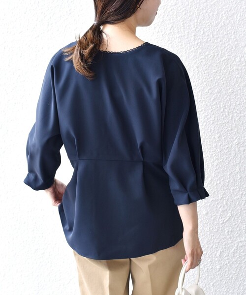 SHIPS（シップス）の「*〈手洗い可能〉スカラップレースペプラム2ＷＡＹブラウス◆（シャツ/ブラウス・レディース・ブラック/オフホワイト/グリーン/ダークブルー・ONE SIZE）」の4枚目の写真