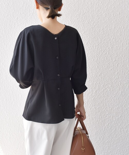 SHIPS（シップス）の「*〈手洗い可能〉スカラップレースペプラム2ＷＡＹブラウス◆（シャツ/ブラウス・レディース・ブラック/オフホワイト/グリーン/ダークブルー・ONE SIZE）」の3枚目の写真