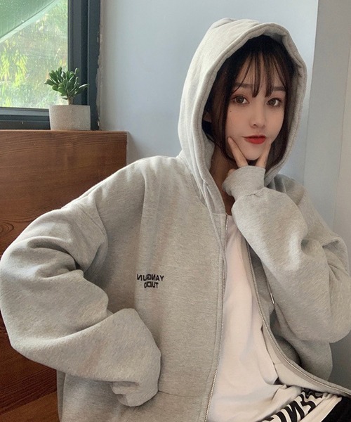 BASQUE magenta（バスクマゼンタ）の「オーバーサイズロゴベーシックジップパーカー（パーカー・レディース・ナチュラル/グレー・FREE）」の21枚目の写真