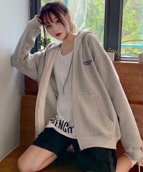 BASQUE magenta（バスクマゼンタ）の「オーバーサイズロゴベーシックジップパーカー（パーカー・レディース・ナチュラル/グレー・FREE）」の9枚目の写真