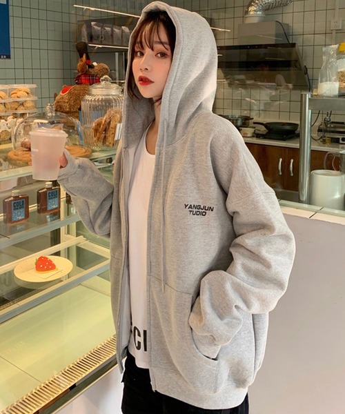 BASQUE magenta（バスクマゼンタ）の「オーバーサイズロゴベーシックジップパーカー（パーカー・レディース・ナチュラル/グレー・FREE）」の10枚目の写真