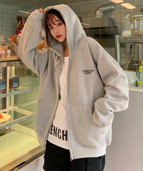 BASQUE magenta（バスクマゼンタ）の「オーバーサイズロゴベーシックジップパーカー（パーカー・レディース・ナチュラル/グレー・FREE）」の4枚目の写真