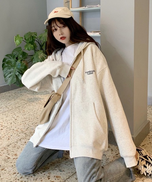 BASQUE magenta（バスクマゼンタ）の「オーバーサイズロゴベーシックジップパーカー（パーカー・レディース・ナチュラル/グレー・FREE）」の11枚目の写真