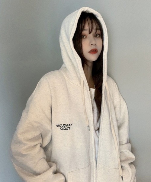 BASQUE magenta（バスクマゼンタ）の「オーバーサイズロゴベーシックジップパーカー（パーカー・レディース・ナチュラル/グレー・FREE）」の12枚目の写真