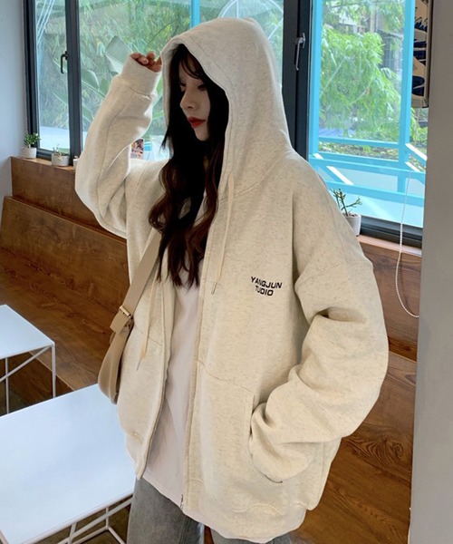 BASQUE magenta（バスクマゼンタ）の「オーバーサイズロゴベーシックジップパーカー（パーカー・レディース・ナチュラル/グレー・FREE）」の6枚目の写真