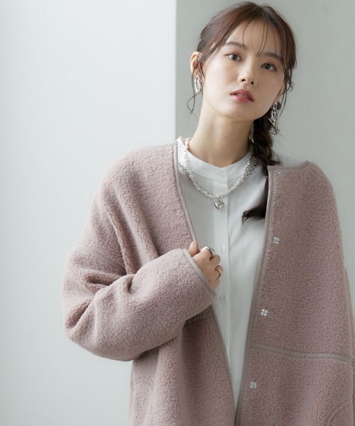 SMILE LAND(スマイルランド)の「大きいサイズ パイピングノーカラーボアコート(ノーカラージャケット・レディース・ピンクベージュ/モカ・L/4L/LL/3L)」の2枚目の写真