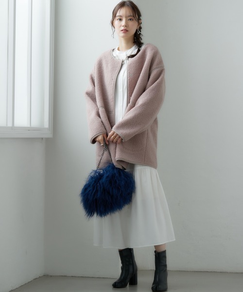 SMILE LAND(スマイルランド)の「大きいサイズ パイピングノーカラーボアコート(ノーカラージャケット・レディース・ピンクベージュ/モカ・L/4L/LL/3L)」の7枚目の写真