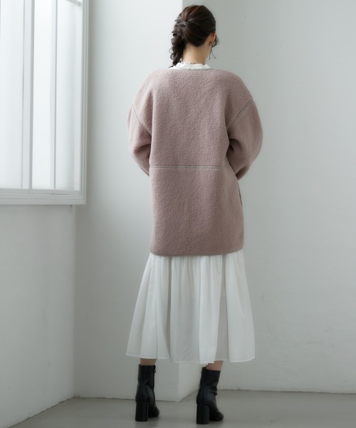 SMILE LAND(スマイルランド)の「大きいサイズ パイピングノーカラーボアコート(ノーカラージャケット・レディース・ピンクベージュ/モカ・L/4L/LL/3L)」の13枚目の写真