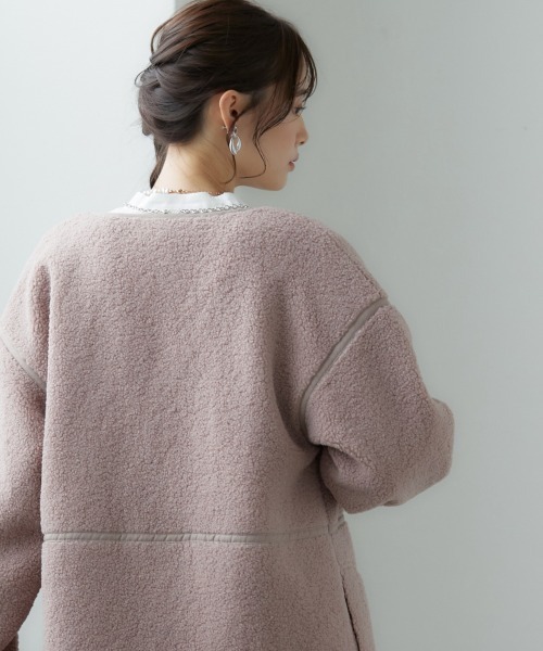 SMILE LAND(スマイルランド)の「大きいサイズ パイピングノーカラーボアコート(ノーカラージャケット・レディース・ピンクベージュ/モカ・L/4L/LL/3L)」の10枚目の写真