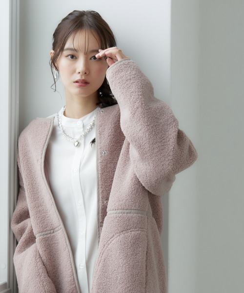 SMILE LAND(スマイルランド)の「大きいサイズ パイピングノーカラーボアコート(ノーカラージャケット・レディース・ピンクベージュ/モカ・L/4L/LL/3L)」の5枚目の写真