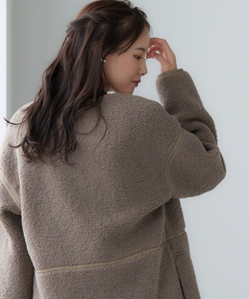 SMILE LAND(スマイルランド)の「大きいサイズ パイピングノーカラーボアコート(ノーカラージャケット・レディース・ピンクベージュ/モカ・L/4L/LL/3L)」の9枚目の写真