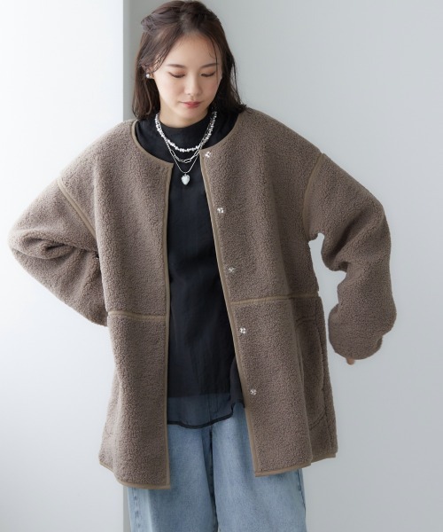 SMILE LAND(スマイルランド)の「大きいサイズ パイピングノーカラーボアコート(ノーカラージャケット・レディース・ピンクベージュ/モカ・L/4L/LL/3L)」の19枚目の写真