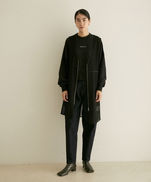 SALON adam et rope'（サロン アダム エ ロペ）の「ワンポイントロゴ刺繍クロップドスウェット（スウェット・レディース・ホワイト/ブラック・FREE）」の4枚目の写真