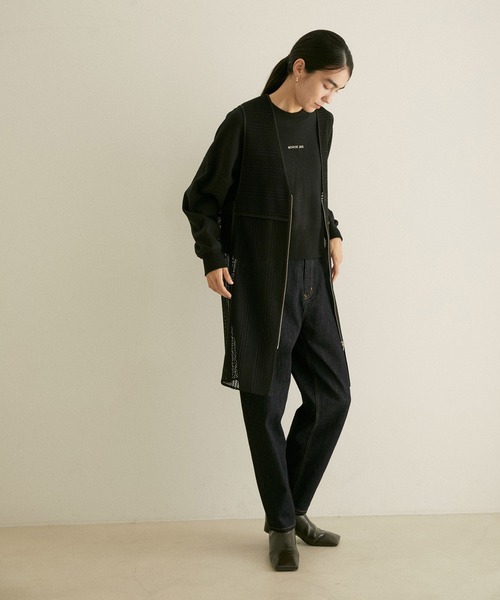 SALON adam et rope'（サロン アダム エ ロペ）の「ワンポイントロゴ刺繍クロップドスウェット（スウェット・レディース・ホワイト/ブラック・FREE）」の6枚目の写真