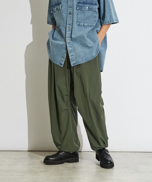 tk.TAKEO KIKUCHI(ティーケータケオキクチ)の「◆バギーパラシュートパンツ(その他パンツ・メンズ・ブラック/ダークグリーン・02/03/01)」の2枚目の写真