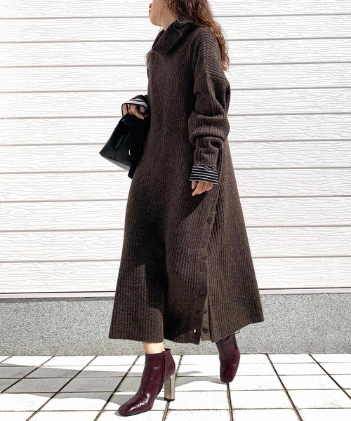 Q（キュー）の「リブタートルスリットニットワンピース（ワンピース・レディース・ダークブラウン/レッド・MEDIUM）」の17枚目の写真