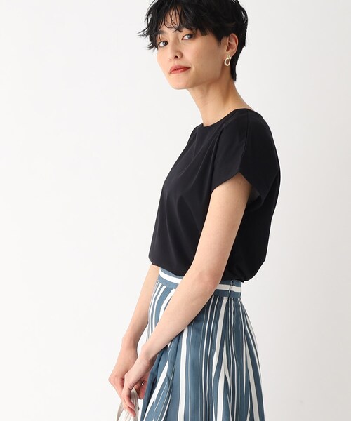 OPAQUE.CLIP(オペークドットクリップ)の「◆シルクタッチ バックシャンフレンチスリーブカットソー【UV/接触冷感/洗濯機洗い可】(Tシャツ/カットソー・レディース・キャメル/チャコールグレー/ホワイト系/ブラック・36/38/40)」の3枚目の写真