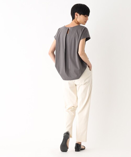 OPAQUE.CLIP(オペークドットクリップ)の「◆シルクタッチ バックシャンフレンチスリーブカットソー【UV/接触冷感/洗濯機洗い可】(Tシャツ/カットソー・レディース・キャメル/チャコールグレー/ホワイト系/ブラック・36/38/40)」の13枚目の写真