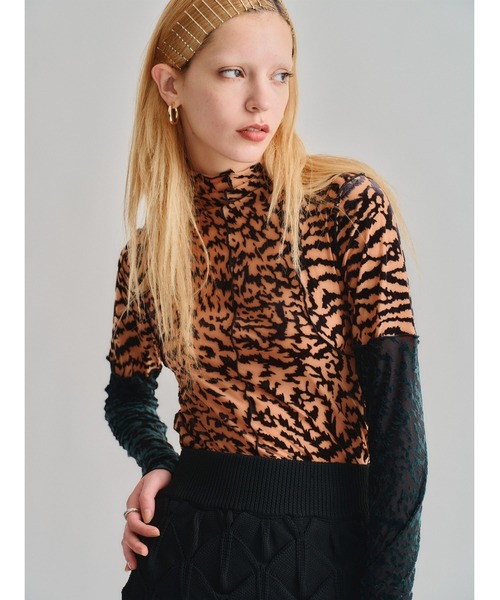 led.tokyo(レッドトウキョウ)の「【led.tokyo】VELOUR SHEER LEOPARD TOPS(Tシャツ/カットソー・レディース・グリーン/オレンジ・FREE)」の1枚目の写真