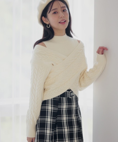 mysty woman（ミスティウーマン）の「カシュクールケーブルツインニット 982426（ニット/セーター・レディース・ブラウン/ピンク/オフホワイト・FREE）」の2枚目の写真