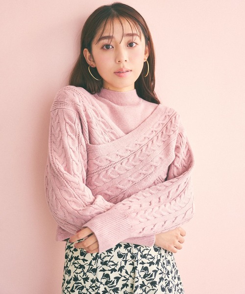 mysty woman（ミスティウーマン）の「カシュクールケーブルツインニット 982426（ニット/セーター・レディース・ブラウン/ピンク/オフホワイト・FREE）」の3枚目の写真