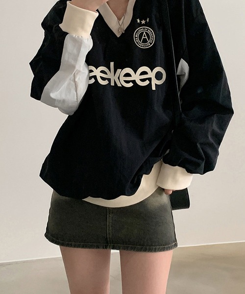 MEMECLE（メメクル）の「【 MEMECLE / メメクル 】プリントVネックゲームシャツ（Tシャツ/カットソー・レディース・ブラック/レッド/グレー/ネイビー・M/L/S）」の2枚目の写真