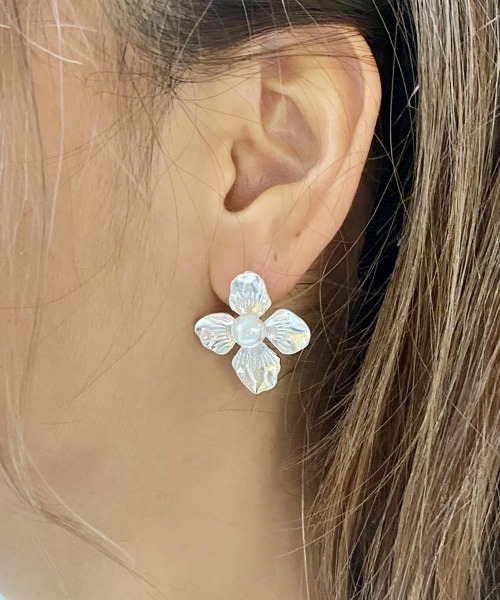 emouv by est（エモーヴバイエスト）の「emouv by est パールフラワーピアス（ピアス（両耳用）・レディース・シルバー/ゴールド・FREE）」の2枚目の写真