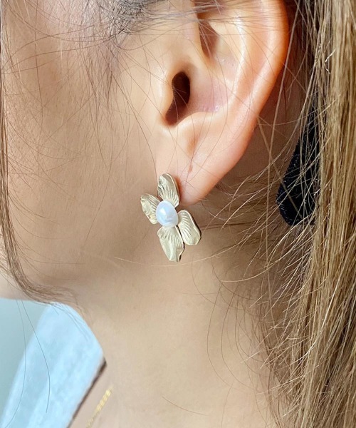 emouv by est（エモーヴバイエスト）の「emouv by est パールフラワーピアス（ピアス（両耳用）・レディース・シルバー/ゴールド・FREE）」の3枚目の写真
