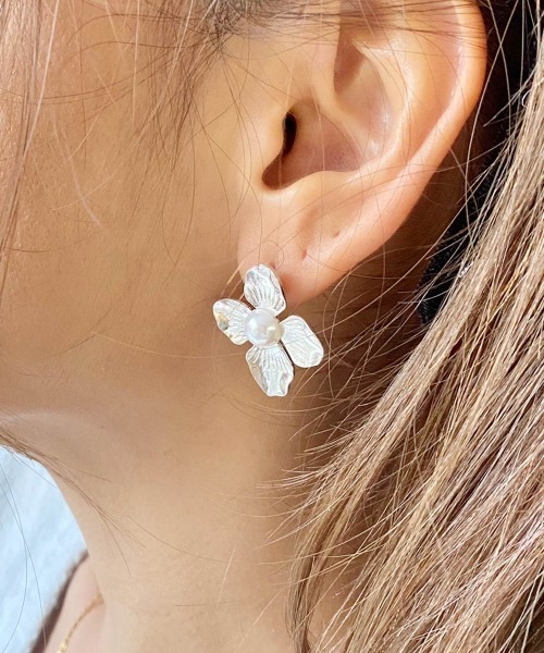 emouv by est（エモーヴバイエスト）の「emouv by est パールフラワーピアス（ピアス（両耳用）・レディース・シルバー/ゴールド・FREE）」の4枚目の写真