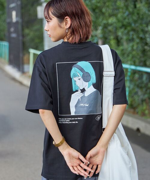 TIMELY WARNING（タイムリーワーニング）の「アソートSFG S/S TEE / ガール ヘッドフォン キャップ クルーネック 半袖 ショートスリーブ（Tシャツ/カットソー・メンズ・C/ブラック/B/A/ホワイト/F/E/D/その他2/G/H/その他1・LARGE/MEDIUM）」の3枚目の写真