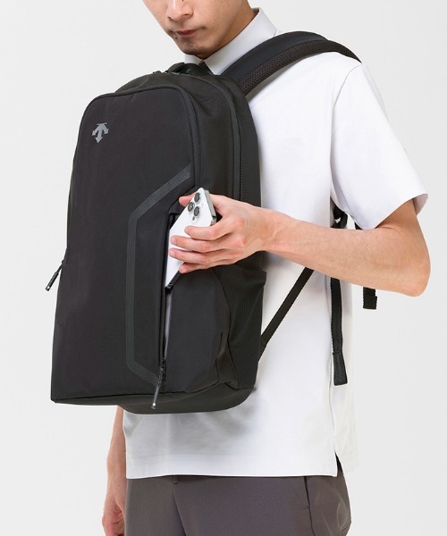 DESCENTE(デサント)の「エアロストリームバックパックM 容量:約20L(バックパック/リュック・メンズ・ネイビー・F)」の4枚目の写真