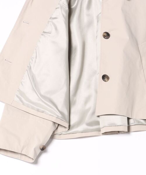 La boutique BonBon（ラブティックボンボン）の「ショートステンカラーコート（ステンカラーコート・レディース・ブラック/グレイッシュベージュ・FREE）」の4枚目の写真