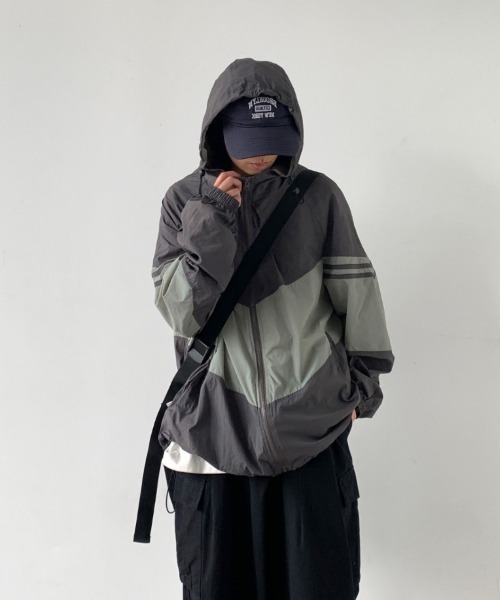 MGV（エムジーヴィー）の「color-blocked zip-up hoodie（ブルゾン・メンズ・ブラウン/カーキ/グレー・MEDIUM/LARGE/X-LARGE）」の4枚目の写真