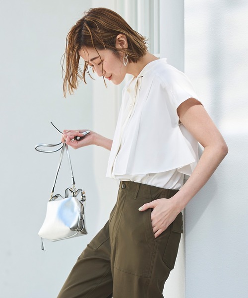 RUIRUE BOUTIQUE（ルイルエブティック）の「洗える ｜ パールボタン フレンチスリーブ ブラウス（Bタイプ/ボウタイ） ｜ 半袖 フレンチスリーブ スタンドカラー トップス 体型カバー  オフィスカジュアル ペプラム パールボタン リボン ボウタイ 通勤服 華やか ブラウス（シャツ/ブラウス・レディース・ベージュ/ブラック/アクア/ホワイト・5L/4L/3L/LL/L/M/S）」の13枚目の写真