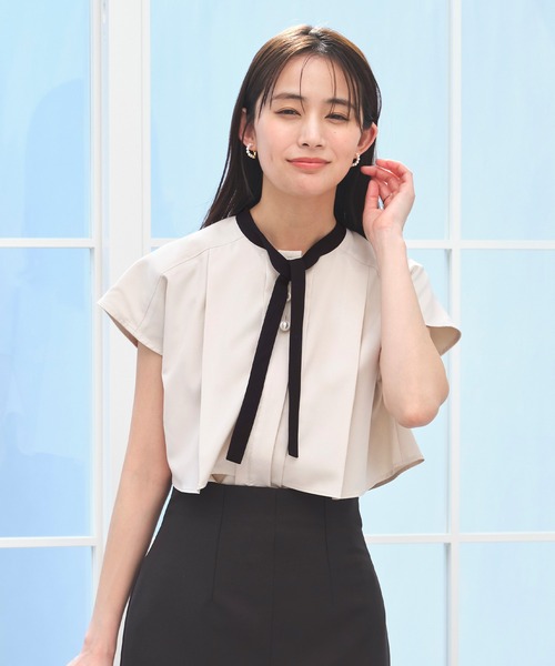 RUIRUE BOUTIQUE（ルイルエブティック）の「洗える ｜ パールボタン フレンチスリーブ ブラウス（Bタイプ/ボウタイ） ｜ 半袖 フレンチスリーブ スタンドカラー トップス 体型カバー  オフィスカジュアル ペプラム パールボタン リボン ボウタイ 通勤服 華やか ブラウス（シャツ/ブラウス・レディース・ベージュ/ブラック/アクア/ホワイト・5L/4L/3L/LL/L/M/S）」の7枚目の写真