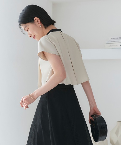 RUIRUE BOUTIQUE（ルイルエブティック）の「洗える ｜ パールボタン フレンチスリーブ ブラウス（Bタイプ/ボウタイ） ｜ 半袖 フレンチスリーブ スタンドカラー トップス 体型カバー  オフィスカジュアル ペプラム パールボタン リボン ボウタイ 通勤服 華やか ブラウス（シャツ/ブラウス・レディース・ベージュ/ブラック/アクア/ホワイト・5L/4L/3L/LL/L/M/S）」の5枚目の写真