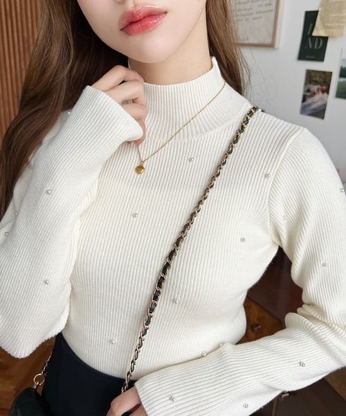 moment+（モーメントプラス）の「パールハイネックリブニットプルオーバー（ニット/セーター・レディース・チャコールグレー/ナチュラル/アイボリー/ブラック/レッド/杢グレー・M/L）」の7枚目の写真