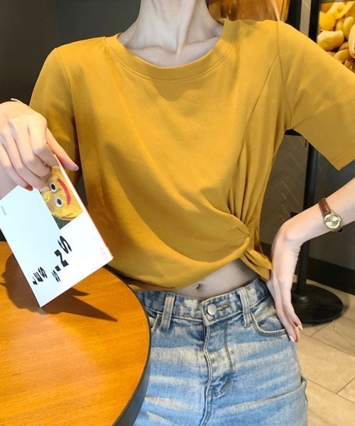 REMUR(レミュール)の「ツイストTシャツ(Tシャツ/カットソー・レディース・マスタード/ブルー/ピンク/ブラック/ホワイト・M/L)」の4枚目の写真