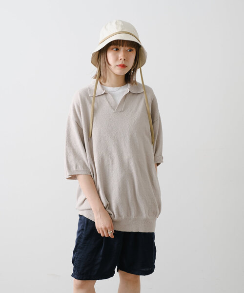 WHIMSIC(ウィムジック)の「【UNISEX】ブークレスキッパーネックショートスリーブプルオーバー(ポロシャツ・メンズ・ブラック/ネイビー/グレイッシュベージュ・FREE)」の1枚目の写真