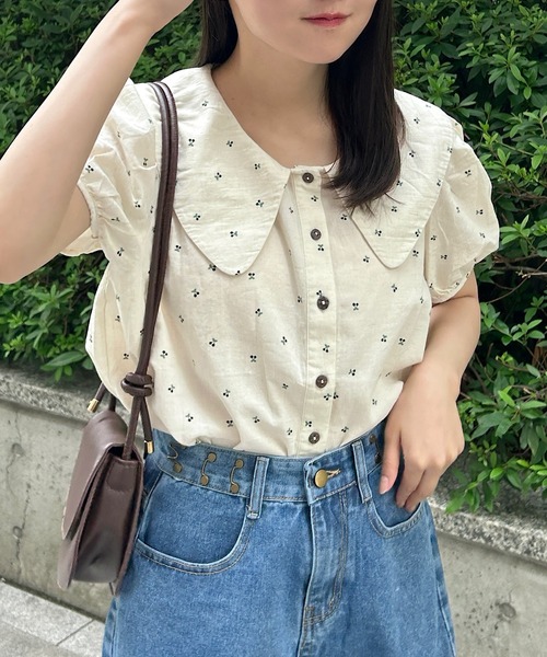 Cham.（チャム）の「さくらんぼ柄ビッグカラーブラウス（シャツ/ブラウス・レディース・ネイビー/ブラウン・F）」の2枚目の写真