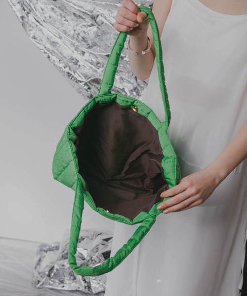 Solace（ソレイス）の「クッションキルティングビッグトート（トートバッグ・レディース・ブラック/グリーン・FREE）」の7枚目の写真