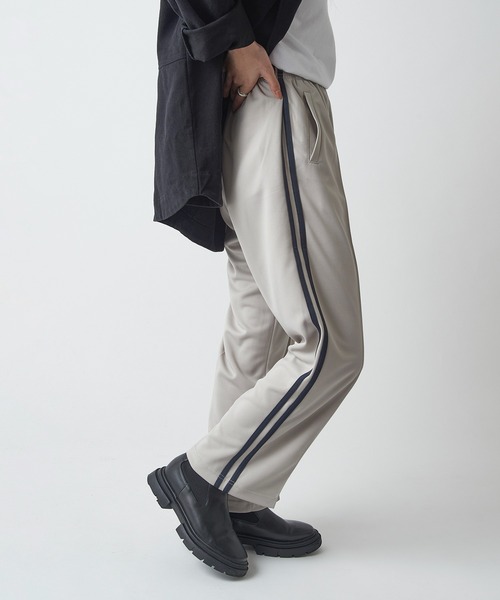 United Athle(ユナイテッドアスレ)の「雑誌『FINEBOYS』1月号にて目黒蓮さん着用!【United Athle】7.0オンス スムース サイドライン トラックパンツ 1902(スウェットパンツ・メンズ・ネイビー/ブラック/ブラック系その他2/サックスブルー/グレー/ベージュ・M/L/XL/S)」の1枚目の写真