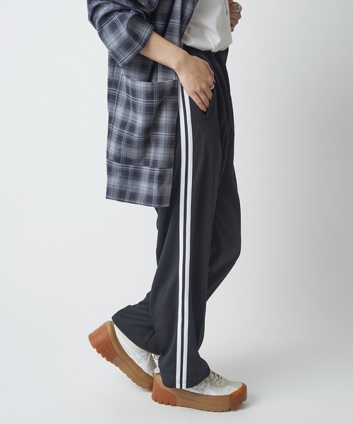 United Athle(ユナイテッドアスレ)の「雑誌『FINEBOYS』1月号にて目黒蓮さん着用!【United Athle】7.0オンス スムース サイドライン トラックパンツ 1902(スウェットパンツ・メンズ・ネイビー/ブラック/ブラック系その他2/サックスブルー/グレー/ベージュ・M/L/XL/S)」の2枚目の写真