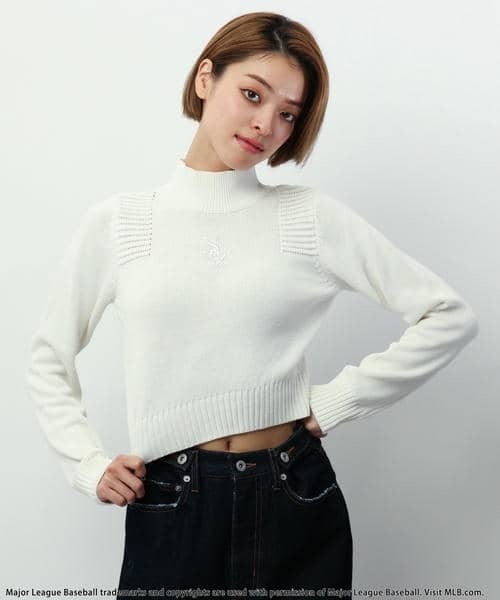 BACK TO THE FIELD（バック トゥー ザ フィールド）の「【MLB】エンボスハイネックニットトップス（ニット/セーター・レディース・レッド/ホワイト/ブラック・FREE）」の2枚目の写真