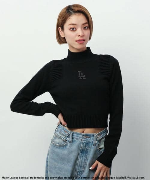 BACK TO THE FIELD（バック トゥー ザ フィールド）の「【MLB】エンボスハイネックニットトップス（ニット/セーター・レディース・レッド/ホワイト/ブラック・FREE）」の4枚目の写真