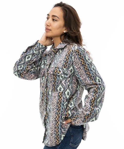 BILLABONG(ビラボン)の「BILLABONG レディース FORGE FLEECE 0 長袖シャツ/ビラボン総柄フリース長袖シャツ(シャツ/ブラウス・レディース・ライトブルー/ブラック/ネイビー/ブルー・MEDIUM)」の1枚目の写真